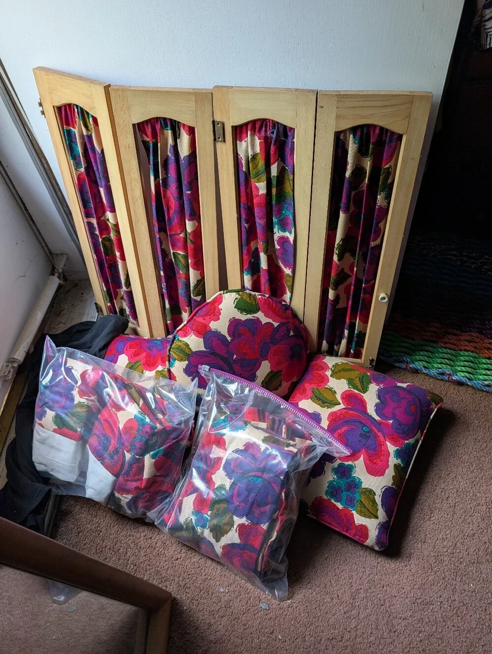 Floral Accent Pillow Set with Folding Screen - Vibrant Multicolor